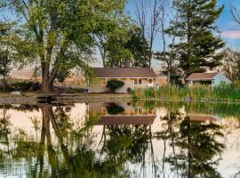 Pond Haven Retreat Wood-Burning HotTub & FirePit, hotel v destinaci Mount Bethel