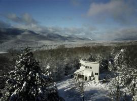 Stylish Catskills House Near Hunter Mountain & Trails, hôtel à Elka Park