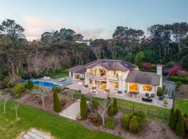 Whitford Estate with Pool & Lush Gardens, ξενοδοχείο σε Whitford