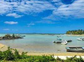 Charming Seafront Duplex - Seaview & Beach Access, hotel in Grand Gaube