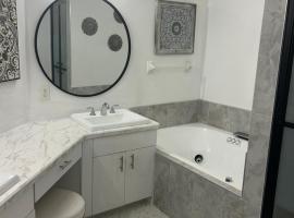 Beautiful 2 Bedroom 2 Bathroom Condo, hotel in Naples