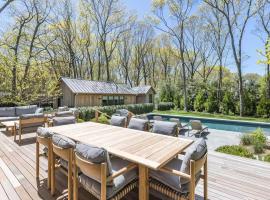 Joels Lane by Rove 5BR w Heated Pool Sauna Gym, ξενοδοχείο σε Sag Harbor