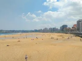 En el centro entre el puerto y las playas