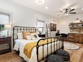 The Bee Room - Cozy Retreat on Midway Main Street, hotel na praia em Midway