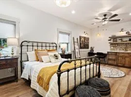 The Bee Room - Cozy Retreat on Midway Main Street