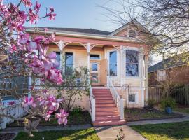 Historic Queen Anne with private backyard oasis!，位于瓦列霍的酒店