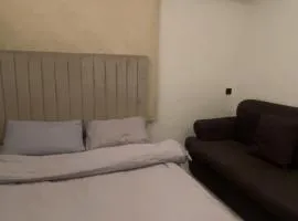 استديو انيق بتسجيل ذاتي