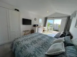 Modern & Central 'Nautical' Chalet - Mangawhai Heads