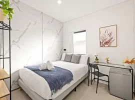 Charming Guildford Retreat - Bright Double Room Close to Green Spaces & Local Eats - Shared Bathroom