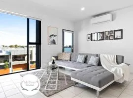 Lightview Oasis- Modern 2BR Apt- WiFi & Parking