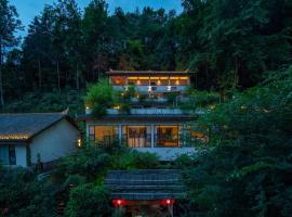 Snowy&Sunny Resort Phoenix City Hunan, hotel v destinaci Feng-chuang