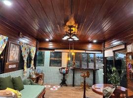 โฮมสเตย์ริมน้ำน่าน บ้านอิ๊กขะหลิ๊ก, villa em Nan