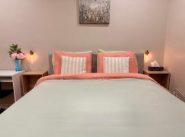 Vita House near Downsview and Yorkdale Shopping Center, hotel in Toronto