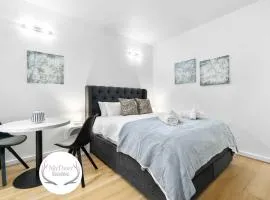Charming City Escape Stylish CBD Suite with WiFi