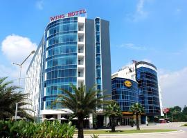 Wing Hotel Kualanamu Airport、Kampungbesarのホテル