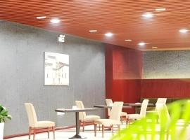 Huayang New Century International Hotel, hotel v destinaci Jiulian