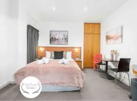 Urban Oasis Chic CBD Suite with WiFi - Walkable