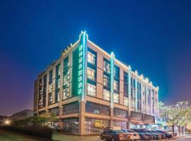 GreenTree Inn Express Zhangjiagang Hexing Town Shazhou Professional Institue of Technology, hotel en Qiwei