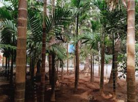 Sadguru Krupa Cottage, hotel i Thāl