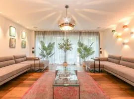 Architect-Designed Luxury Retreat 3BR Chessington - Pass the Keys