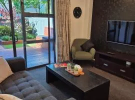 Central Modern Apartment with carpark