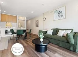 2BR CBD Apt Swimming Pool Sauna SPA CBD