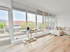 Glam by the Hollywood Sign 2 Bed Apt WITH FREE EV PARKING, Pool, Gym