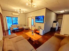 ビーチ コンビニ 温泉徒歩4分以内 BBQ無料 12人OK 5LDK戸建貸切宿 White sun villa, acomoda&ccedil;&atilde;o com cozinha em Shirako