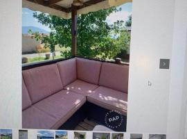 Mobil home pr&egrave;s du lac - camping Poney，位于韦尔东的圣克鲁瓦的露营地