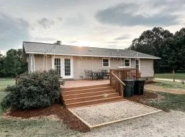 Beautiful Farm Stay with Private Pickleball Court near Kerr Lake, North Carolina