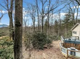 Charming Mountain Treehouse with Forest Views near Downtown Black Mountain, NC