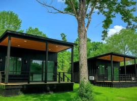Modern Farmhouse Tiny Home Resort with Goats & Pool near Houston, Hempstead Texas: Hempstead şehrinde bir otel