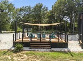 Elegant Tiny Home Resort with Heated Pool & Goats near Houston, Hempstead Texas: Hempstead şehrinde bir otel