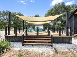 Charming Modern Farmhouse Tiny Home Retreat with Goats, Fishing Pond & Pool near Houston, Hempstead Texas: Hempstead şehrinde bir otel