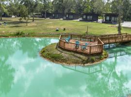 Charming Farmhouse-Style Tiny Home Retreat with Pool & Goats near Houston, Hempstead Texas: Hempstead şehrinde bir otel