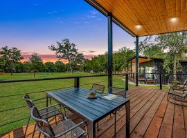 Cozy Tiny Home Escape with Pool, Goats & Firepits near Houston, Hempstead Texas: Hempstead şehrinde bir otel