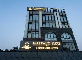 Emerald Luxe A Boutique Hotel Mohali Chandigarh, ξενοδοχείο κοντά στο Αεροδρόμιο Chandigarh - IXC, Sohāna