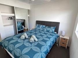 Waterfront Private Room in Labrador, hotel in Gold Coast