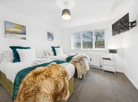 Windrush Court, The Spacious & Comfy 3BR House By AltoLuxo Short Lets & Serviced Accommodation With Free WiFi & Parking, hôtel à Thornbury