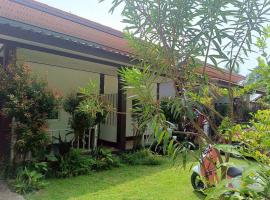 Ploy Chumpoo Lanta, Hotel in Phra Ae beach