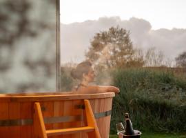 Garden Suites with private hot tub, chata v destinaci Burgh Haamstede