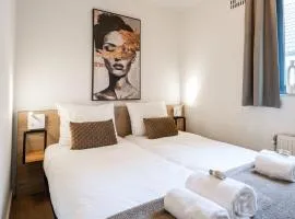 Newly refreshed Family-Stay for 7 by the Lake