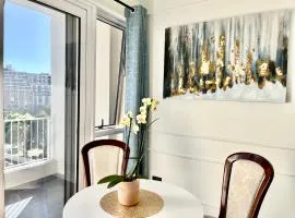 Introductory Price-Limited Time Only! New 1 Bedroom ensuite with separate living room, dining room and kitchen, balcony with city view, Solar power and fast wifi, at the heart of Cape Town