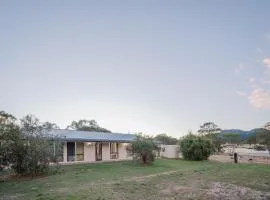 Spacious 4-Bedroom Rural Retreat in Moonbi & Bring Your Horses!