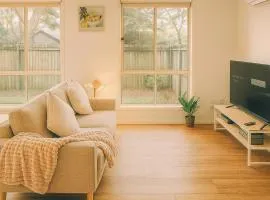 Relax & Unwind in Sunnybank Spacious 3BR Home w Parking