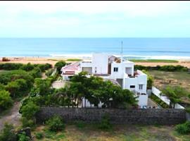 Manoj hotel in，位于Covelong的酒店