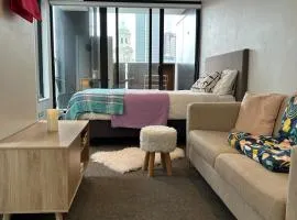 Auckland CBD Apartment with Sky Tower View