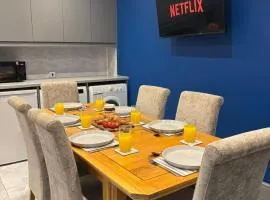 Modern 4 Bed Ensuite Home Fast Wi-Fi Parking