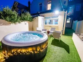 4BR 2Bath Home -Hot Tub, Free Parking & Games Room