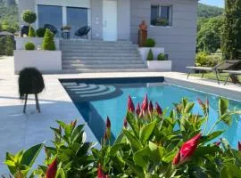 Independent Room in Villa with Pool